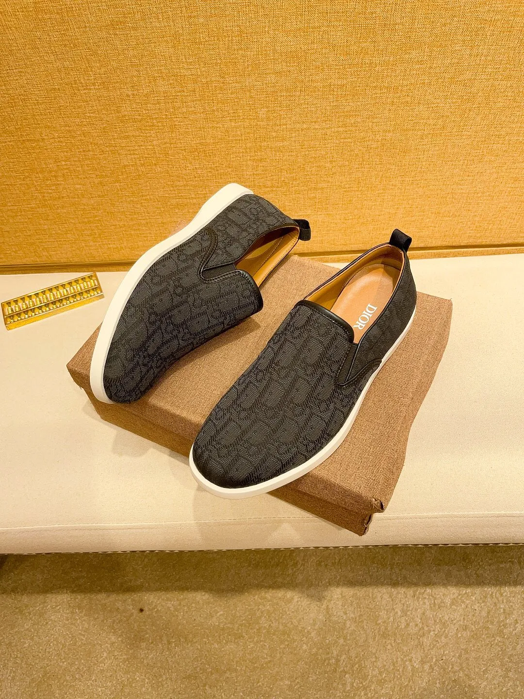 Factory price 380🔥[Dior] The latest 2024 new model is carefully crafted and set off the audience! An international brand that continues to innovate. This men's all-season casual shoe, the original version, has an all-leather upper, breathable and comfortable leather feet ➕Rubber non-slip outsole, breathable and comfortable, quality speaks for itself👄Color: two colors Size: 38-44